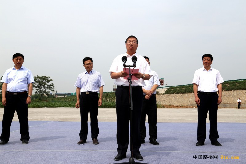 圖為中國(guó)鐵建總裁莊尚標(biāo)在合銅、吳華高速公路項(xiàng)目開(kāi)工儀式發(fā)表重要講話